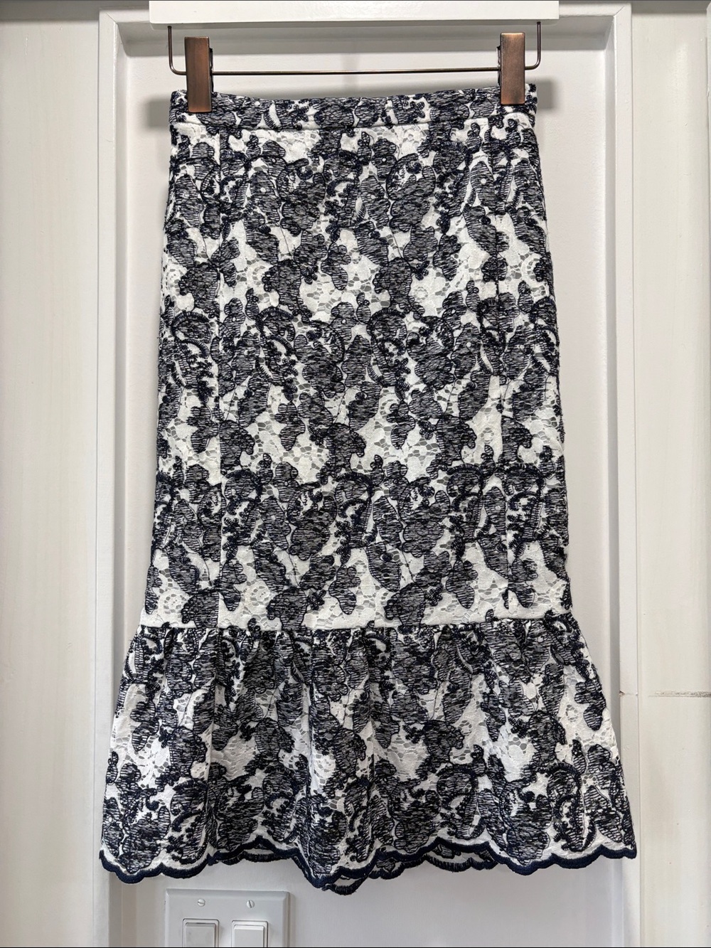 Ann Taylor White & Navy Blue Floral Lace Flounce Pencil Skirt Size 00